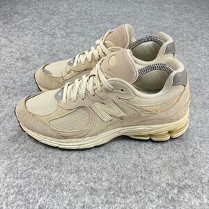 Men New Balance 2002R cream trainers. Size US 7.5